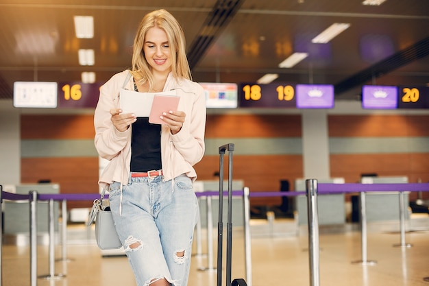 Foto gratuita hermosa chica de pie en el aeropuerto