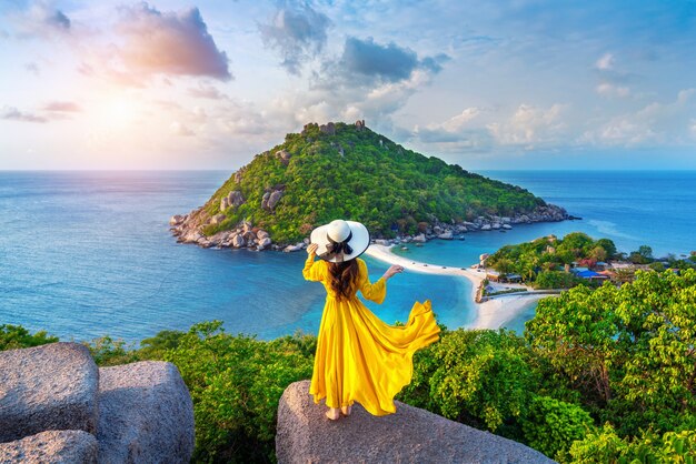 Hermosa chica de pie en el mirador de la isla de Koh Nangyuan, cerca de la isla de Koh Tao, Surat Thani en Tailandia