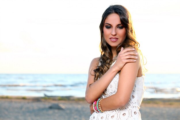 Hermosa chica en el playa