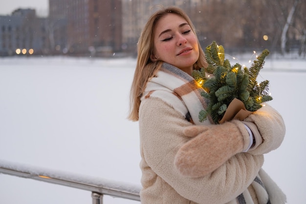 Foto gratuita hermosa chica posando en la calle en invierno moscú