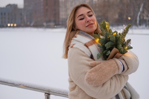 Hermosa chica posando en la calle en invierno Moscú