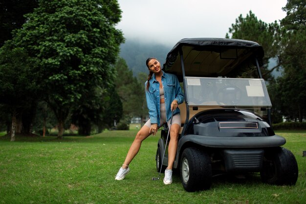 Hermosa chica posando en el campo de golf