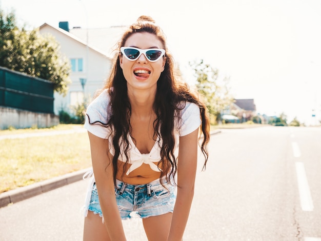 Hermosa chica posando en medio de la calle