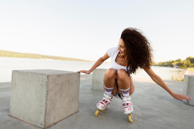 Foto gratuita hermosa chica posando en patines con espacio de copia