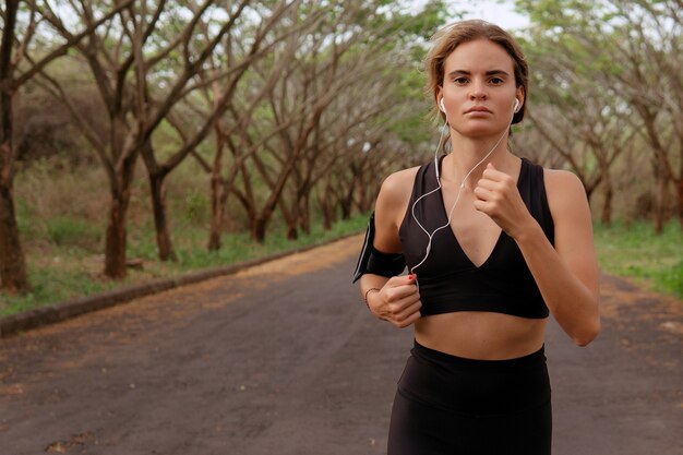 Hermosa chica practica deportes. otoño. bali