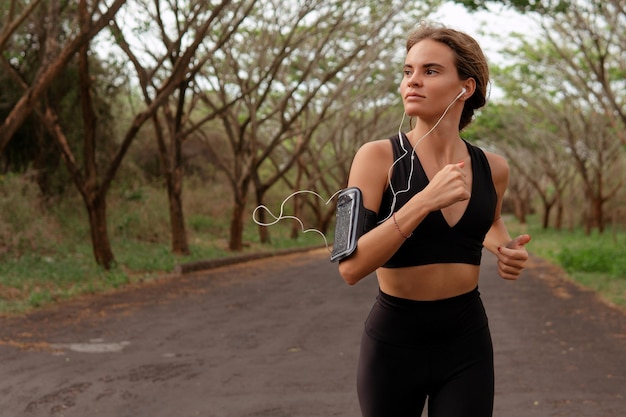 Hermosa chica practica deportes. otoño. bali