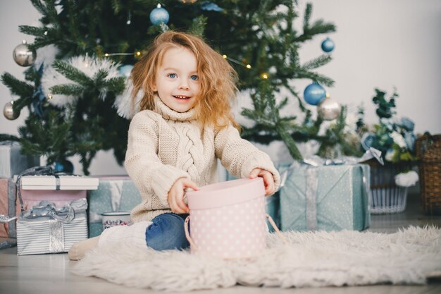 hermosa chica rubia abriendo regalos