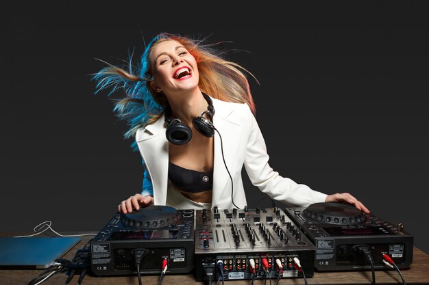 Hermosa chica rubia DJ en cubiertas - la fiesta,