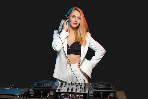 Hermosa chica rubia DJ en cubiertas - la fiesta,