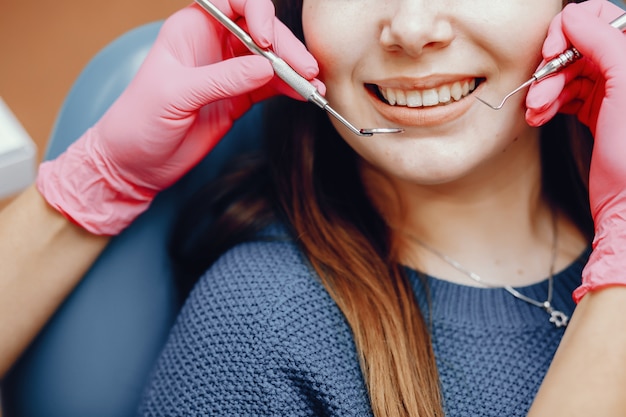 Hermosa chica sentada en la oficina del dentista