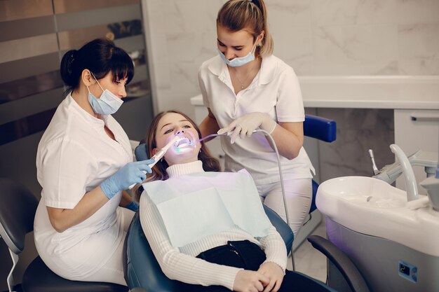 Hermosa chica sentada en la oficina del dentista