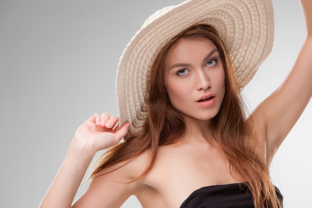 Hermosa chica con sombrero posando hermoso perro