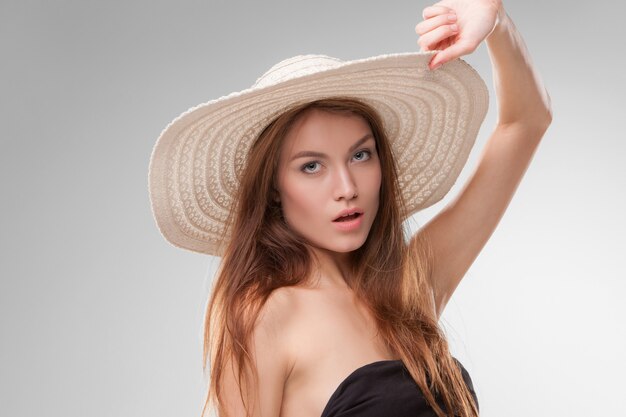 Hermosa chica con sombrero posando hermoso perro