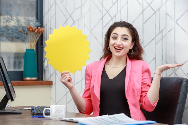 Hermosa chica sosteniendo una burbuja de idea amarilla y parece emocionada Foto de alta calidad