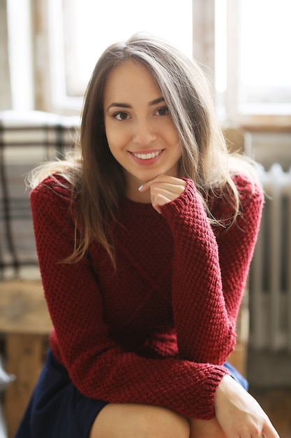 Hermosa chica en suéter rojo