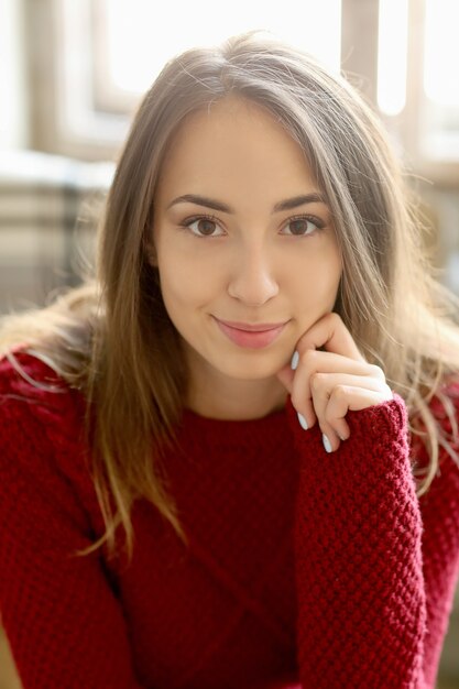 Hermosa chica en suéter rojo