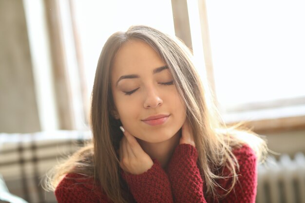 Hermosa chica en suéter rojo