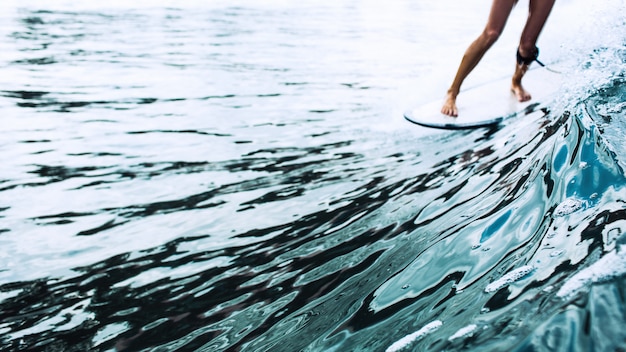 hermosa chica surfista montando en un tablero