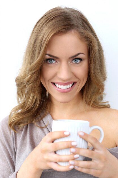 Hermosa chica con una taza de té