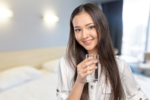 Hermosa chica con una taza