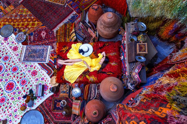 Hermosa chica en la tienda de alfombras tradicionales en la ciudad de Goreme, Capadocia en Turquía.