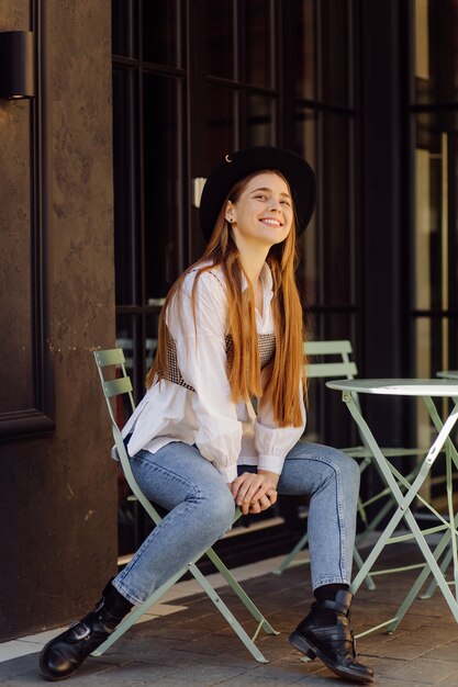 Hermosa chica tomando café en el café