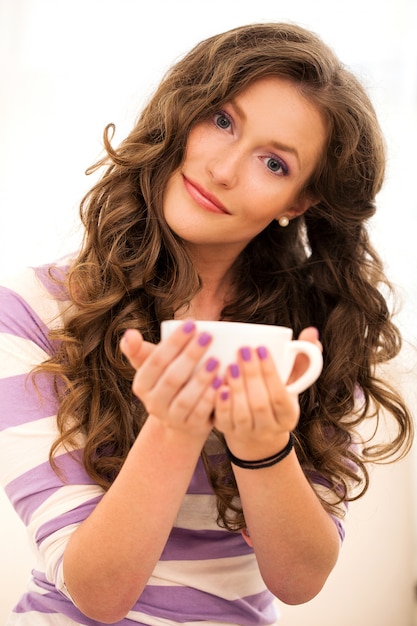 Hermosa chica tomando café