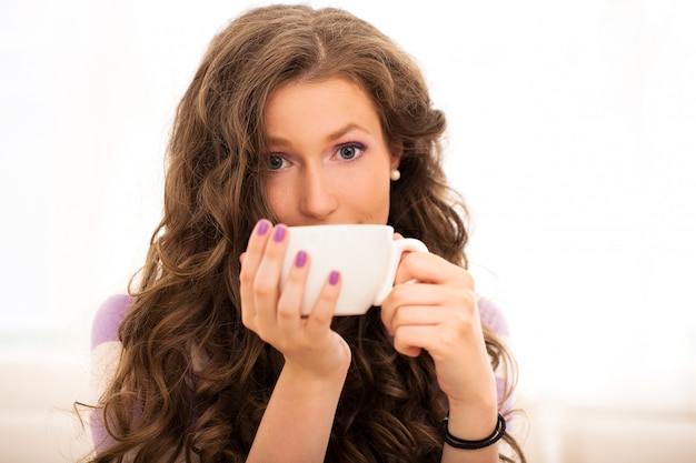 Hermosa chica tomando café