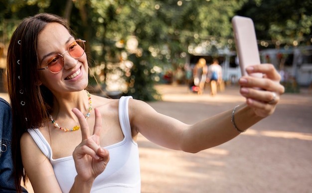 Hermosa chica tomando selfie