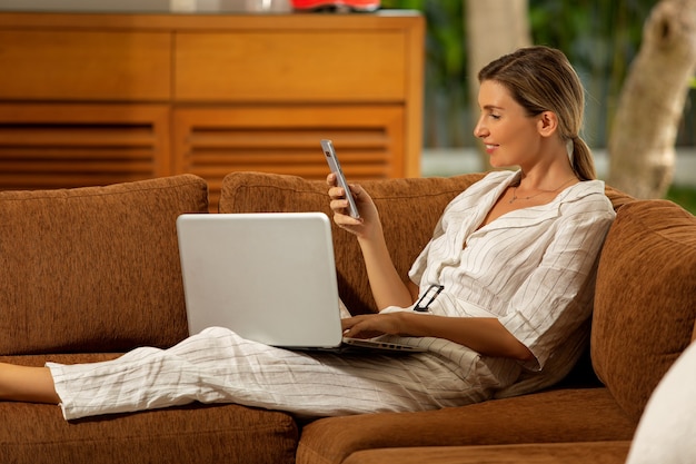 Foto gratuita hermosa chica trabaja en casa en la computadora.