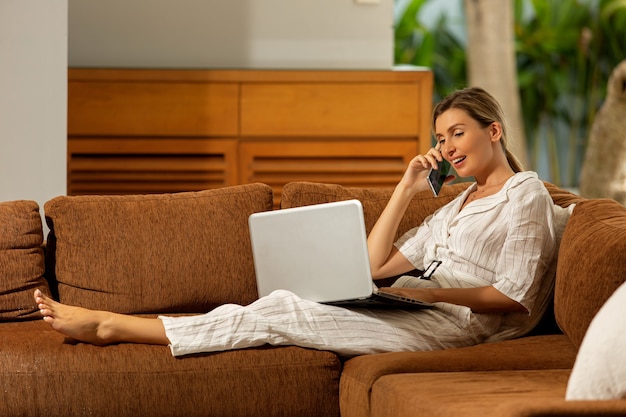 Hermosa chica trabaja en casa en la computadora.