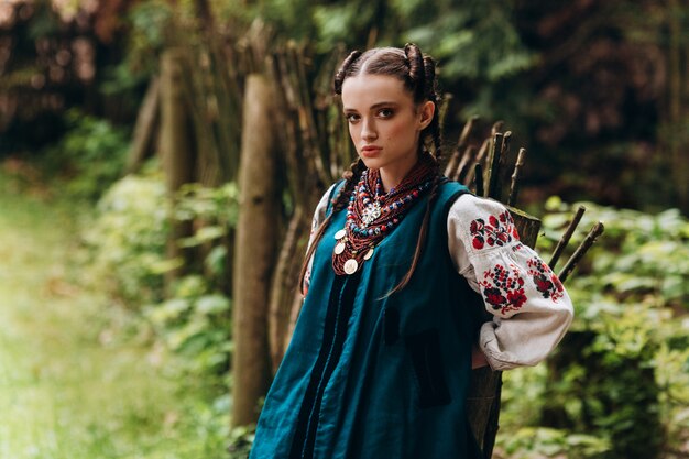 Hermosa chica en traje tradicional ucraniano