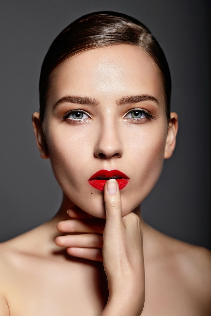 Foto gratuito hermosa chica con uñas y labios rojos