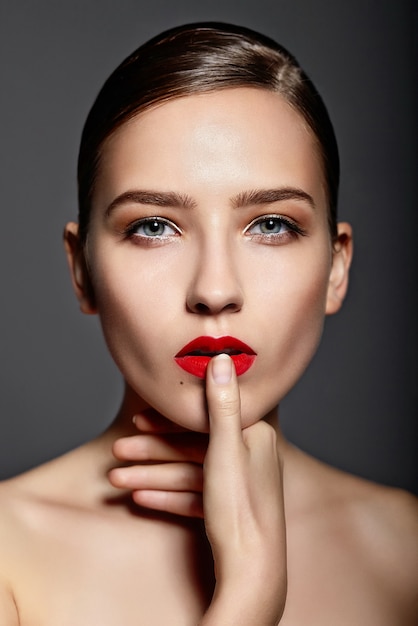 hermosa chica con uñas y labios rojos