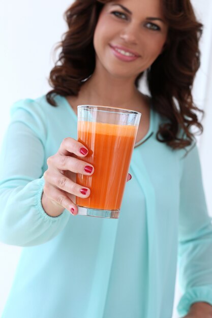 Hermosa chica con vaso de jugo