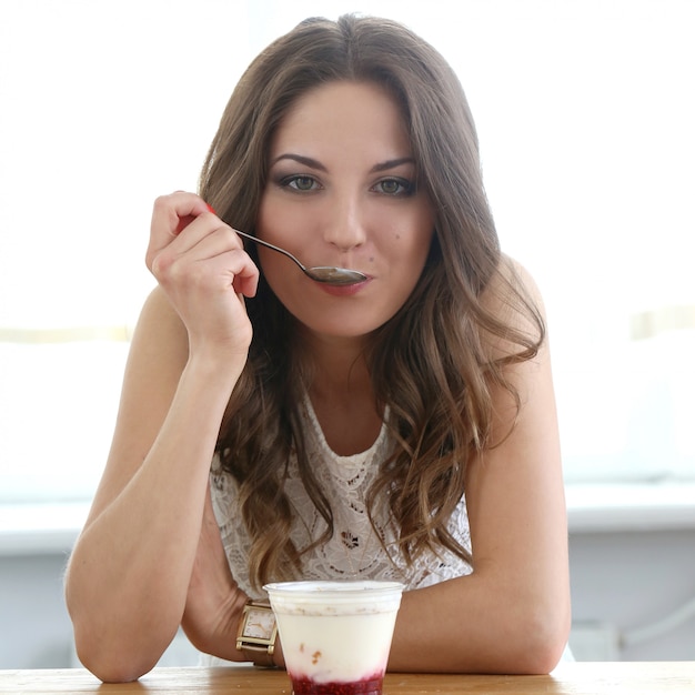 Foto gratuita hermosa chica con yogurt