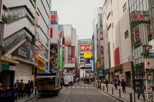 Hermosa ciudad de japón con gente caminando