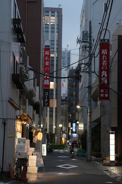 Hermosa ciudad de japón por la noche con luz.