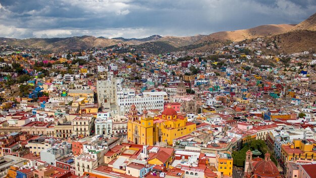 La hermosa ciudad mexicana de Guanajuato con coloridos edificios rodeados de montañas