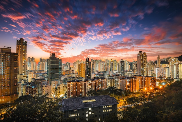 Hermosa ciudad moderna con rascacielos y nubes rosadas en el cielo