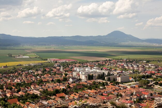 Hermosa ciudad de montaña en primavera. viajes y arquitectura