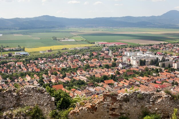 Hermosa ciudad de montaña en primavera. viajes y arquitectura