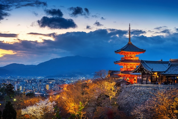 Hermosa ciudad y templo de Kyoto en el crepúsculo, Japón.