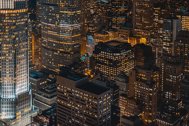 Hermosa ciudad urbana en la noche disparó desde arriba