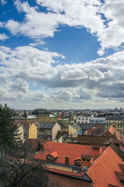 Hermosa ciudad de Zagreb en Croacia bajo un nublado cielo azul