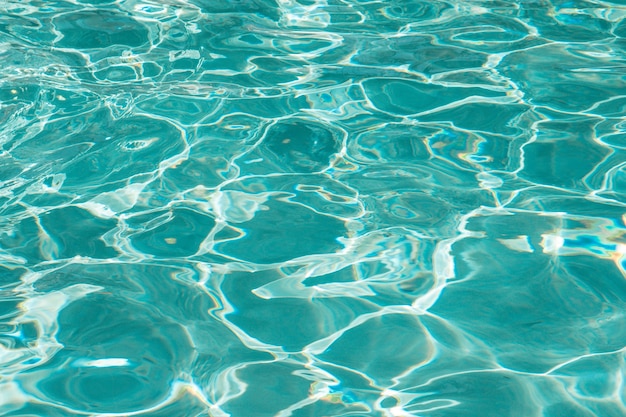 Hermosa y clara superficie del agua en una piscina