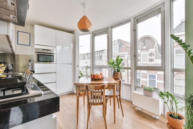 Hermosa cocina con un interior moderno.