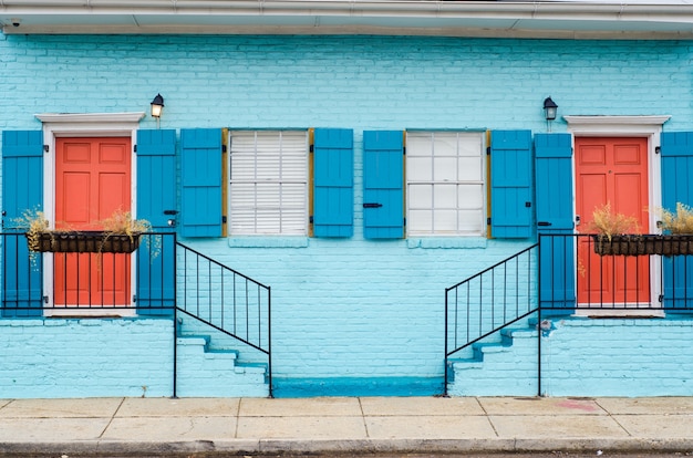 Hermosa combinación de colores de escaleras que conducen a apartamentos con puertas y ventanas similares