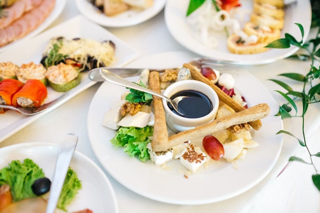 Hermosa comida en el restaurante el día de la boda.