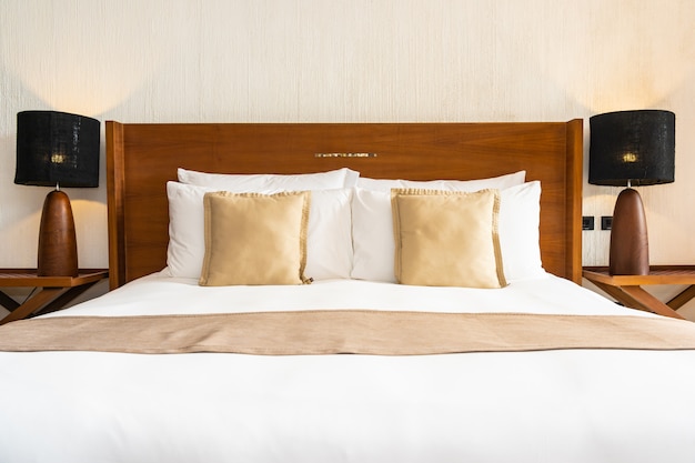 Hermosa y cómoda almohada y manta blancas de lujo en la decoración de la cama en el dormitorio